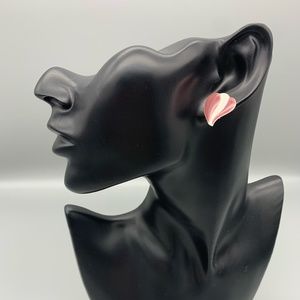 Vintage Ceramic Mauve and White Heart Earring. Good Condition.